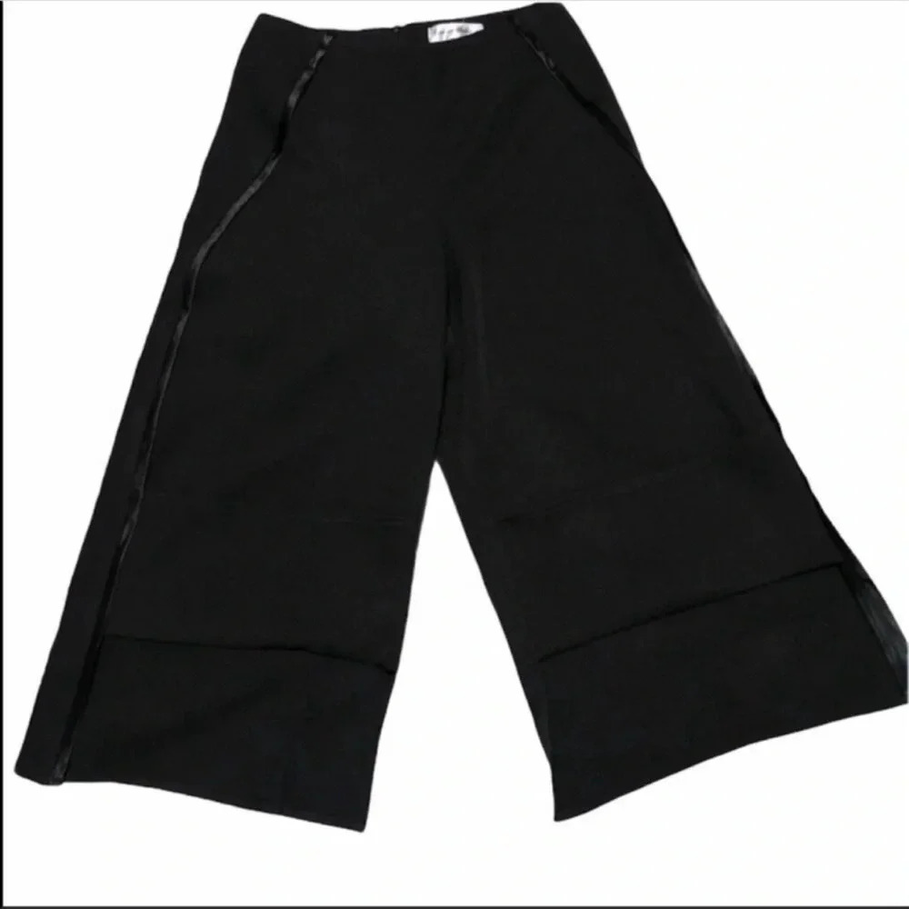 NWT Luxe Apothetique Black Wide Leg Cropped Pants Size Small
Style BP4010